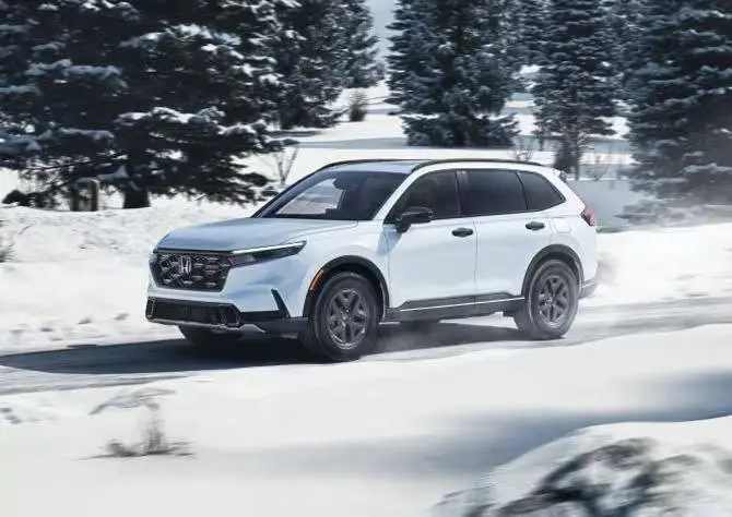 א ווייסער AWD CR-V פארט אין שניי.