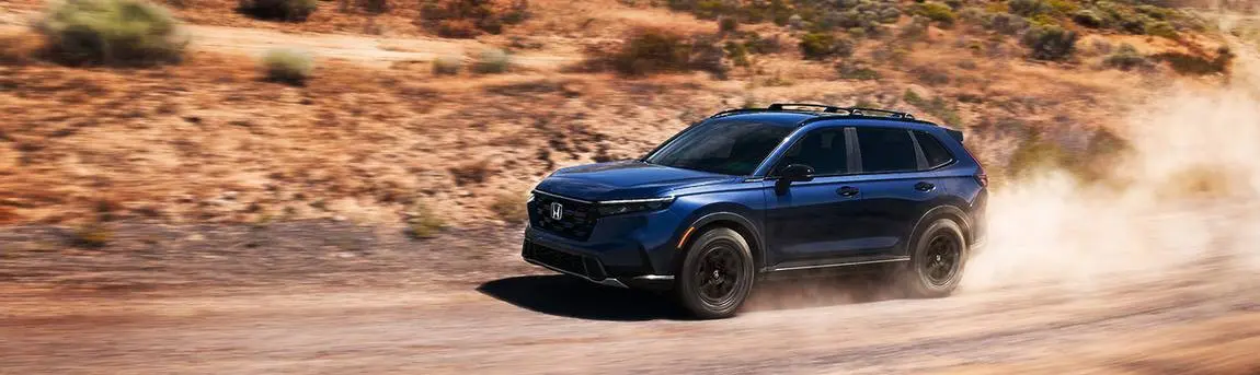 א CR-V אויף א שטויביגן ערד-וועג (TrailSport Hybrid געוויזן).