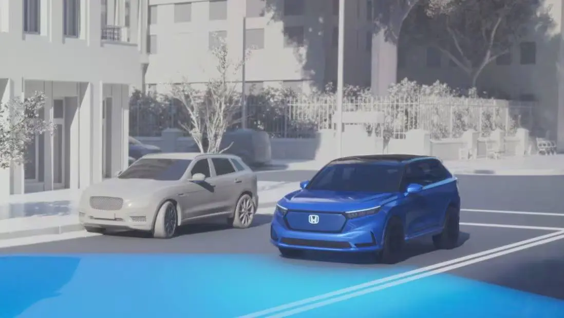 Honda בילד: די סענסאר-געגנט פארנט פונעם קאר בשעת מען גייט נאך א צווייטן קאר.