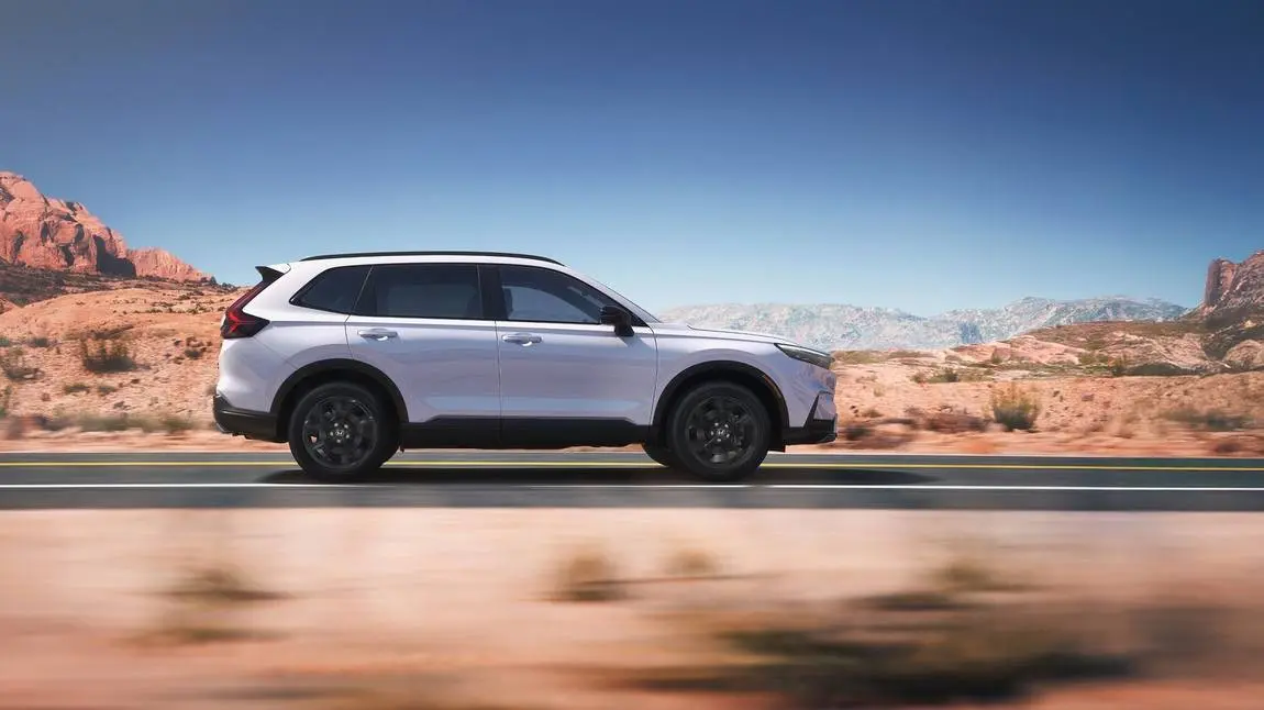 א CR-V אויף א הייוועי אין א מדבר.